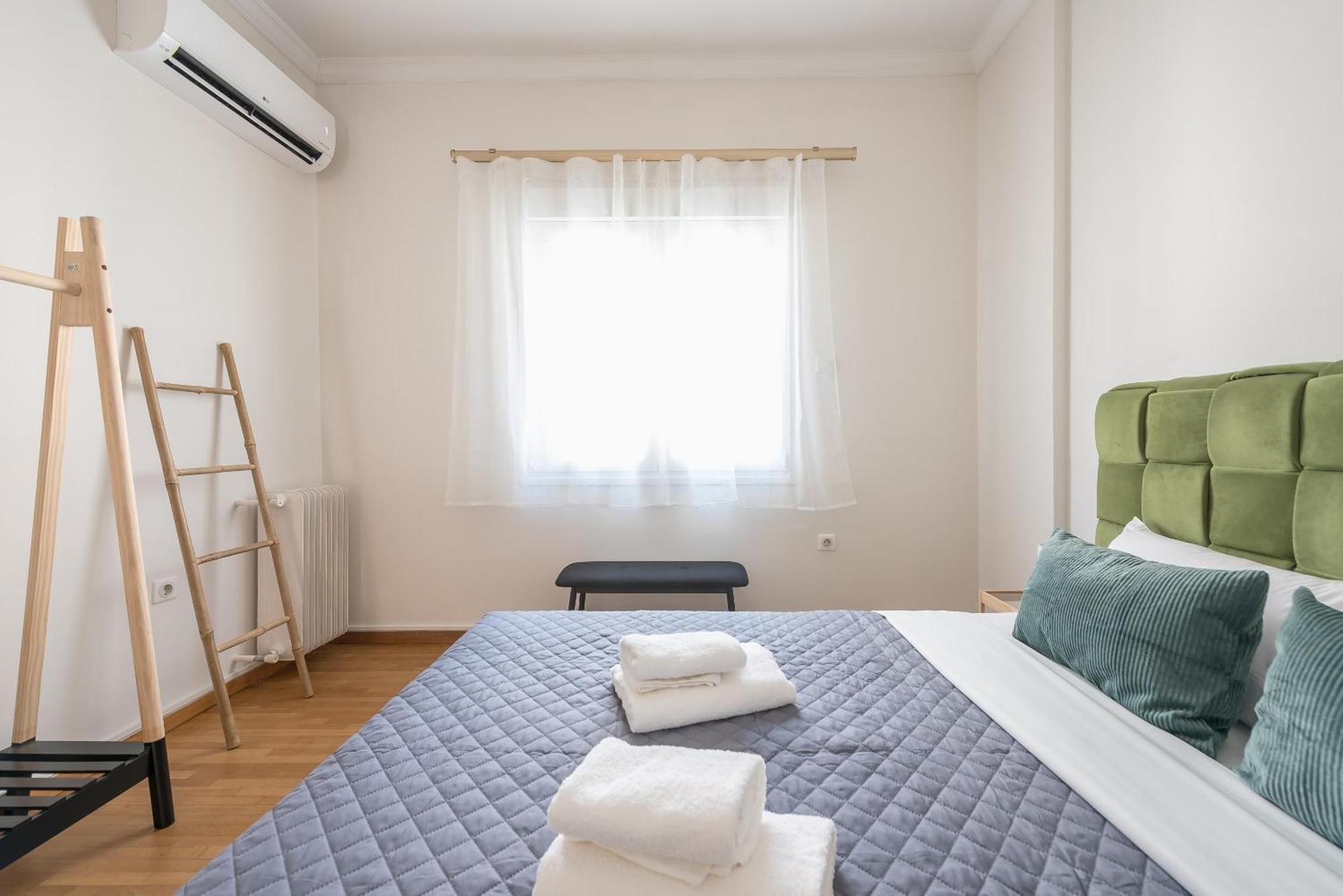 Stylish 2 Bd Urban Retreat Near Panormou Metro Apartment Athena Bagian luar foto