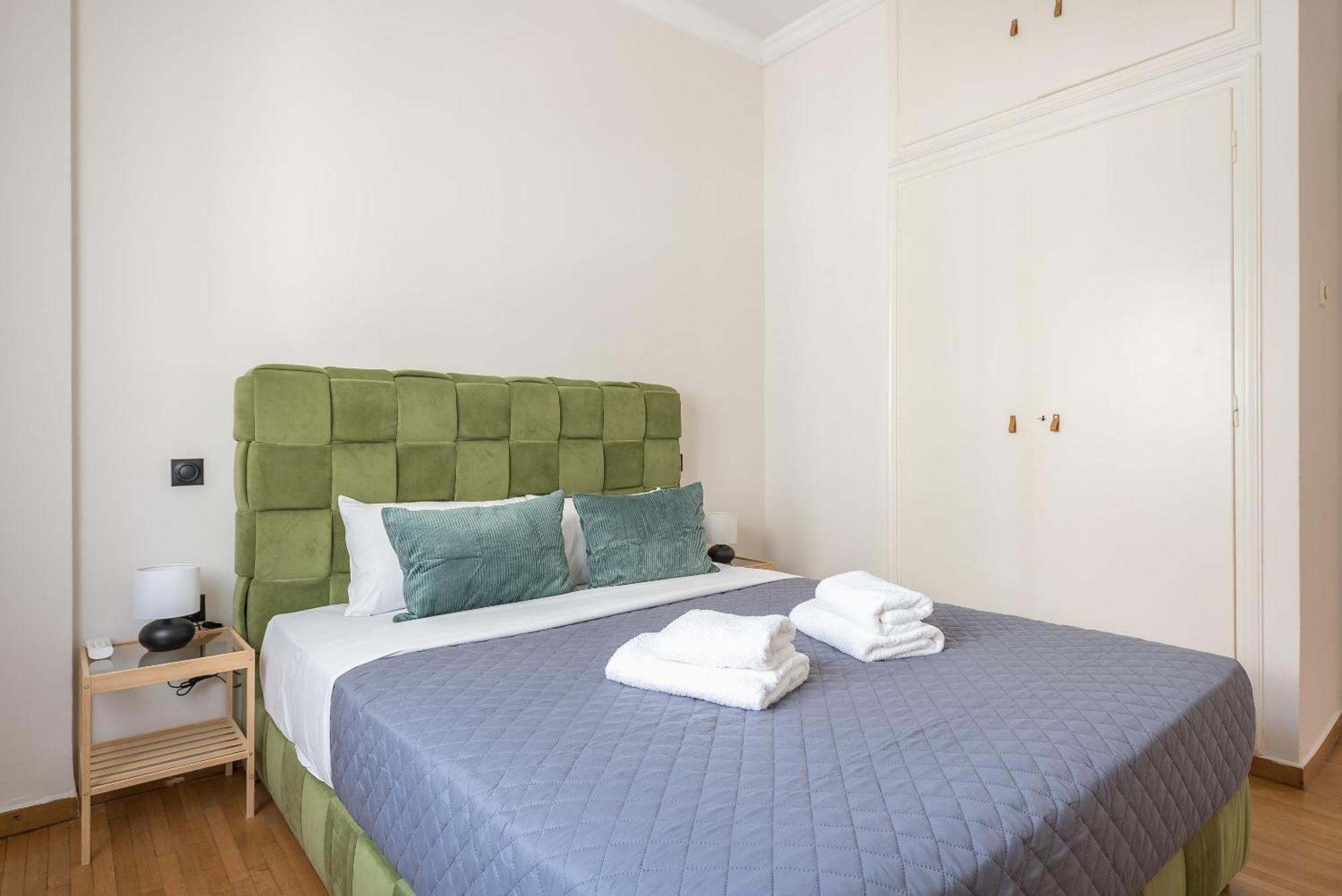 Stylish 2 Bd Urban Retreat Near Panormou Metro Apartment Athena Bagian luar foto