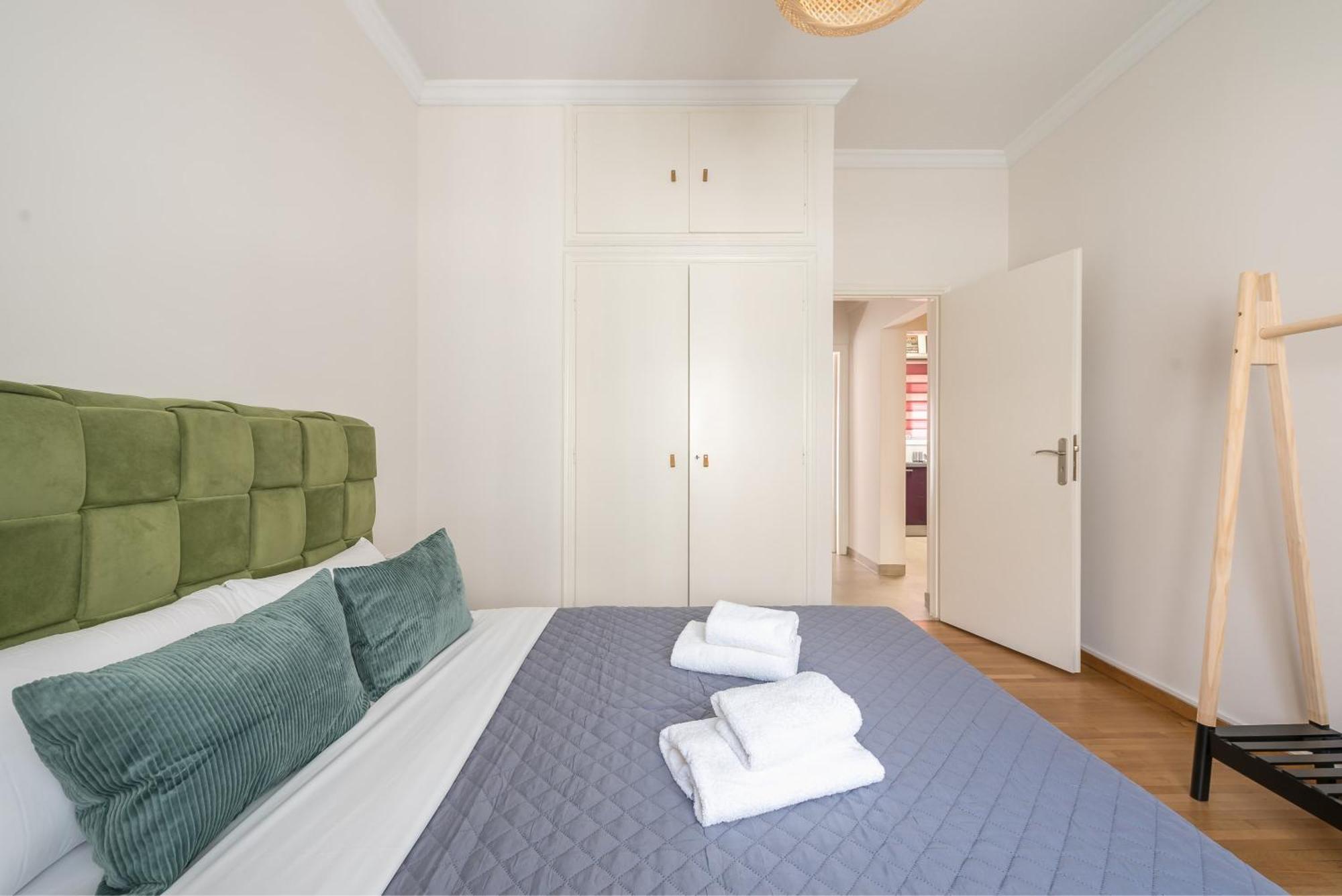 Stylish 2 Bd Urban Retreat Near Panormou Metro Apartment Athena Bagian luar foto