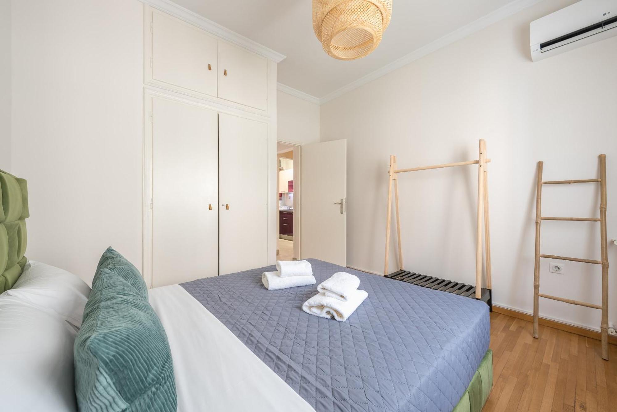 Stylish 2 Bd Urban Retreat Near Panormou Metro Apartment Athena Bagian luar foto